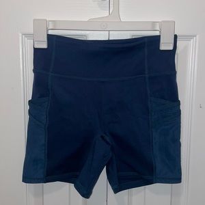 Fabletics Trinity mid-rise pocket shorts 5” XS Navy Blue w/ mesh pockets